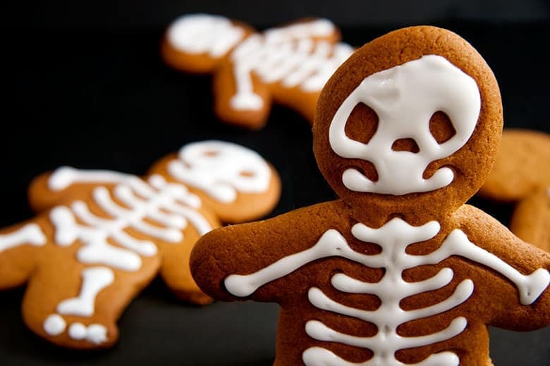 easiest way to prepare perfect halloween gingerbread man skeletons