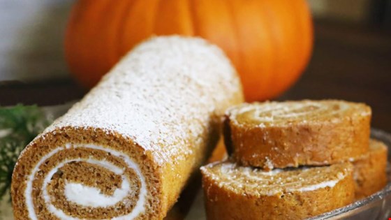 how to make appetizing holiday pumpkin roll