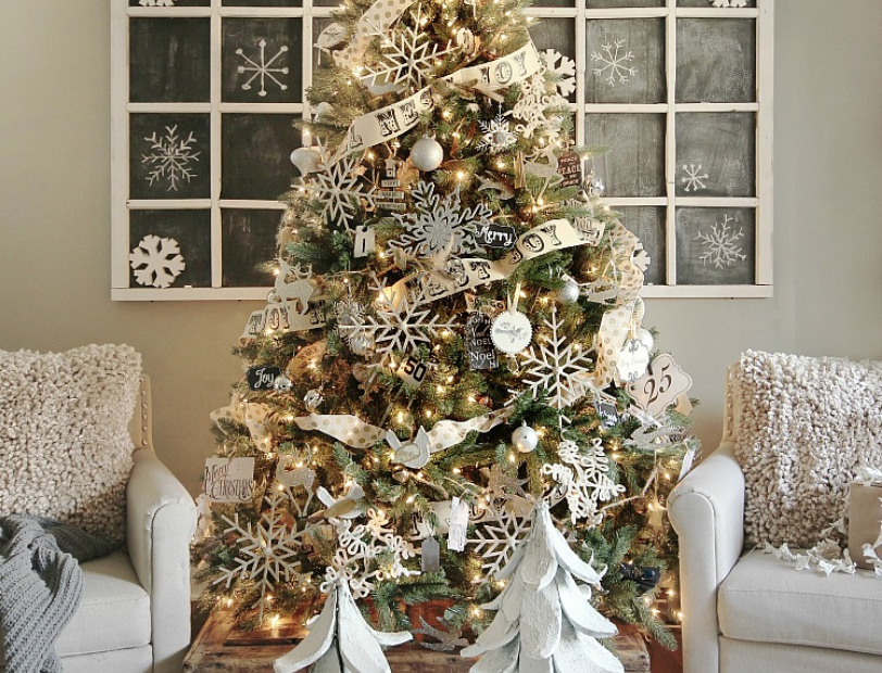 rustic christmas tree decor ideas Wintry farmhouse craciun brazi idei onekindesign sled 184 rustic christmas trees snowflakes 1541184045